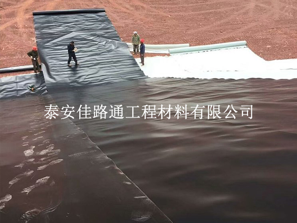 養(yǎng)殖防滲膜鋪設(shè)不平整？5 個(gè)實(shí)操技巧教你鋪出 “鏡面效果”