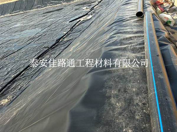 夏季鋪養(yǎng)殖防滲膜會“翻車”？掌握這4點施工穩(wěn)如泰山